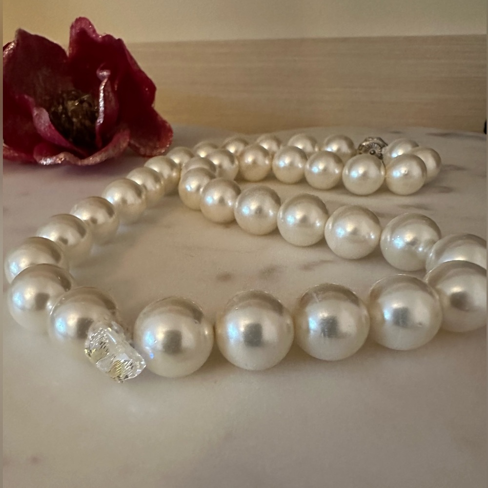 Oversized shell pearl necklace